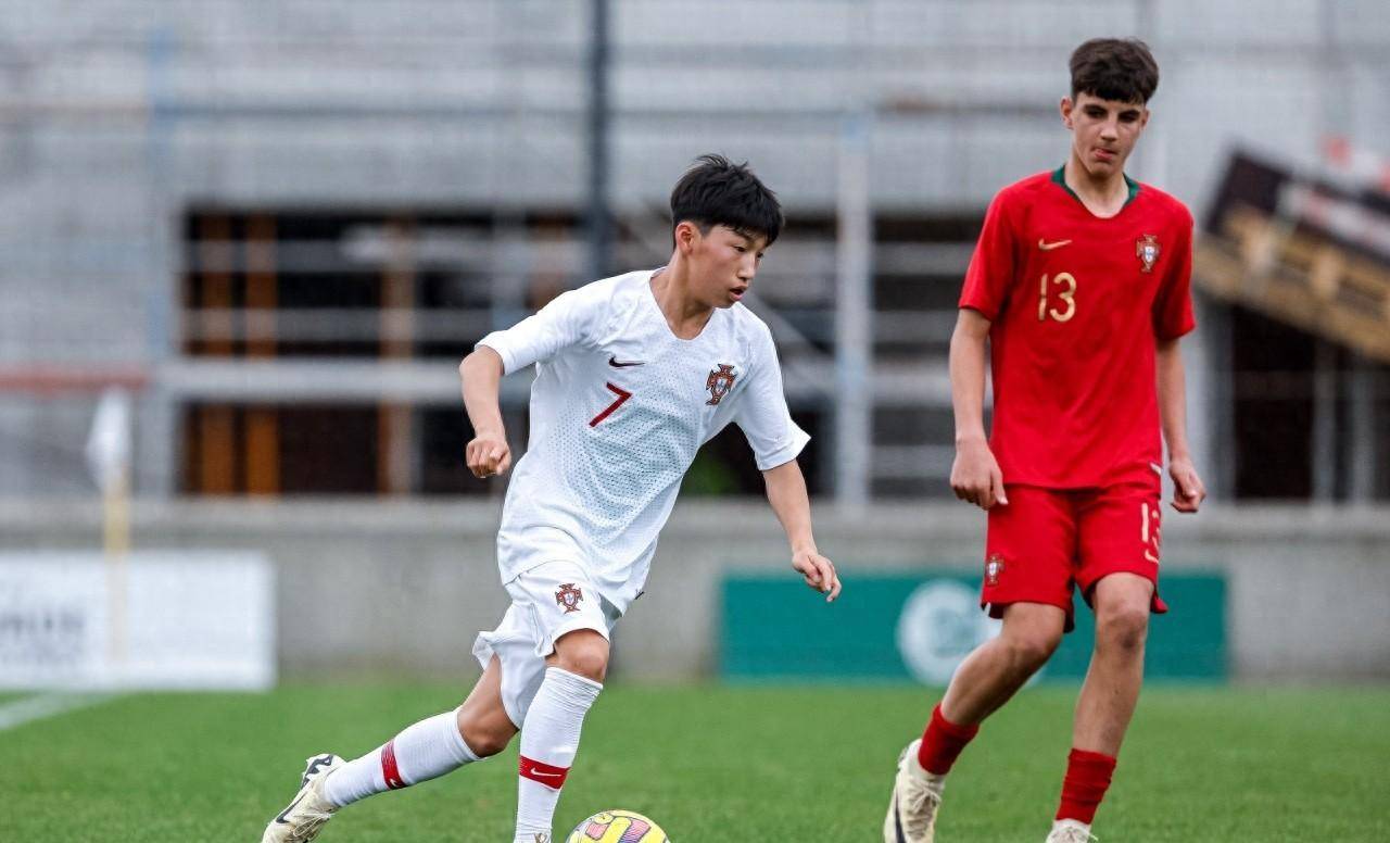 爱游戏官方网站-本菲卡训练开放日，赛后扳平良机引欢呼，意大利杯在即，赛季目标并未改变的简单介绍